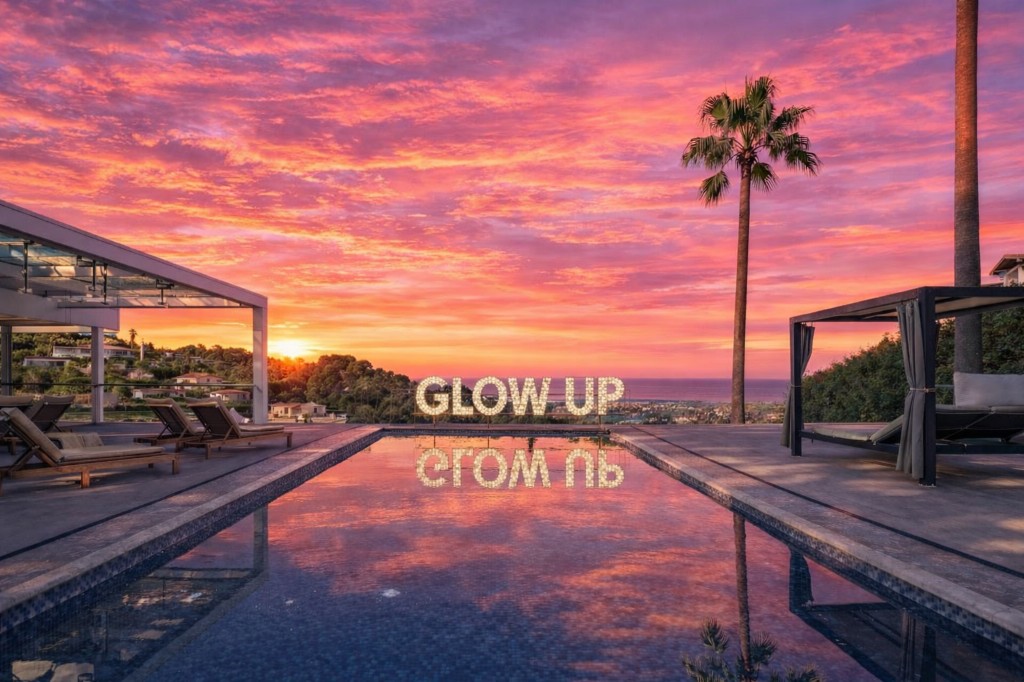 Piscine Villa Glow Up au coucher de soleil avec lettres lumineuses GLOW UP et vue mer à Cannes