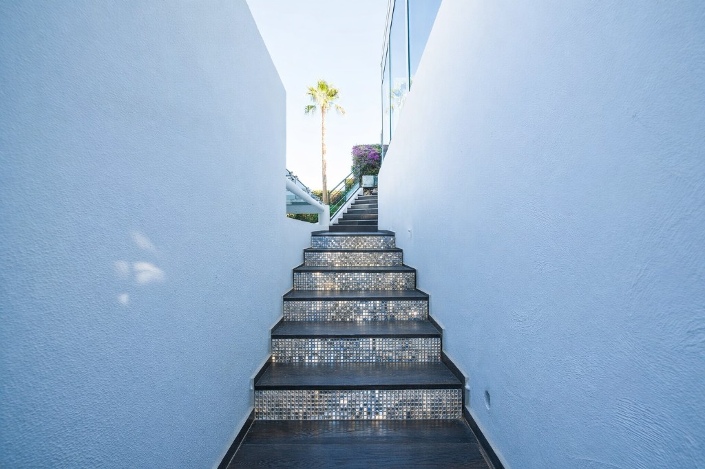 Escalier extérieur de la villa avec mosaïque miroir et vue palmier