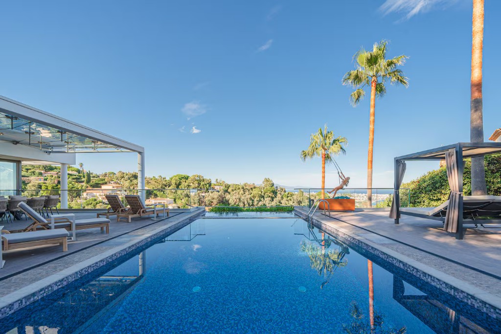 Villa Glow Up en golden hour — vue aérienne avec piscine, terrasses et jardins méditerranéens, Super Cannes
