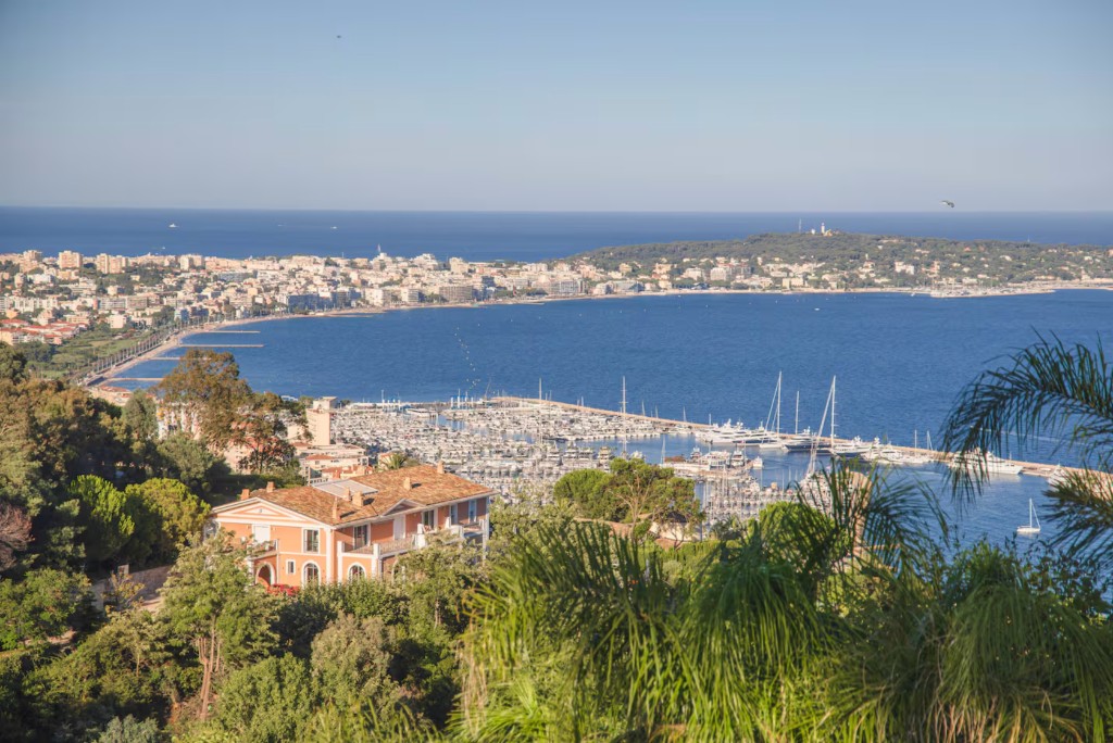 Vue sur le port et la baie